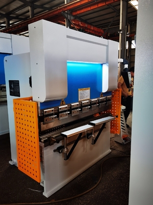 7.5KW CNC прессовая тормозная машина гидравлическая мягкая сталь 400 мм Вес 7000 кг